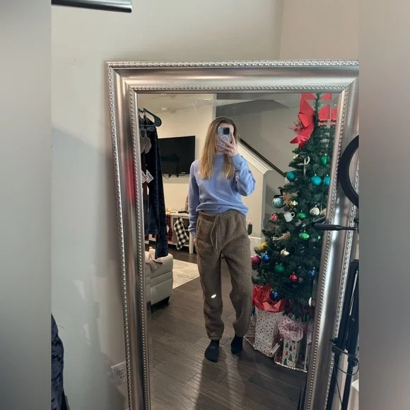 SKIMS Joggers - Picture 5 of 7